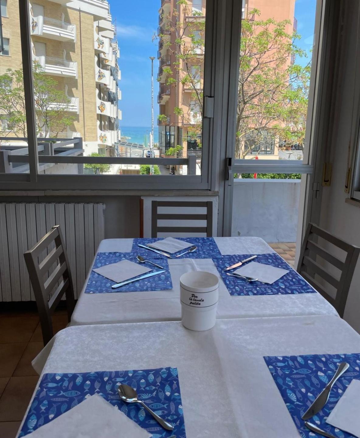 Hotel Caesar Pesaro Exterior photo